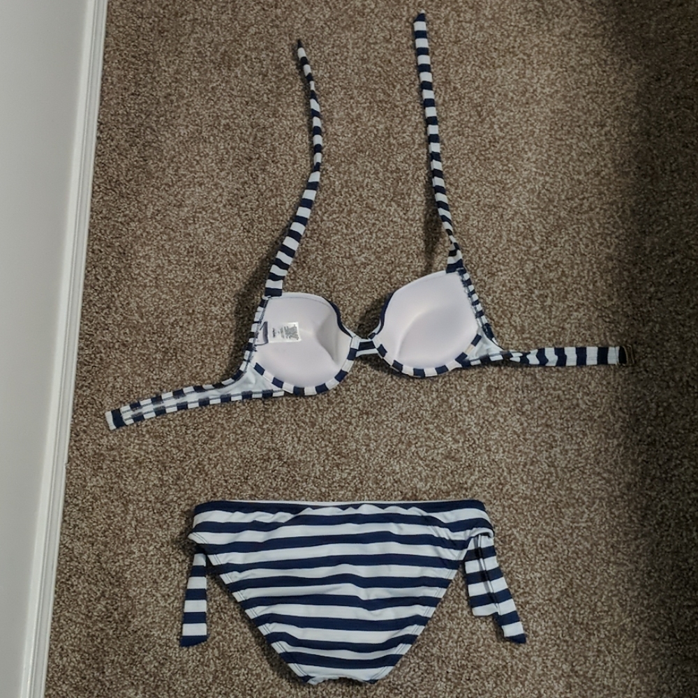 Bikini - Picture 2 of 2